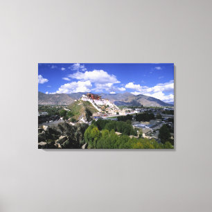 Potala Palace op bergketen vanaf een andere berg Canvas Afdruk