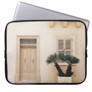 Potter plant nabij betonhuis laptop sleeve