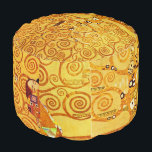 Pouf Gustav Klimt Arbre de Vie : Symboliste Art Nouveau<br><div class="desc">Élevez votre espace avec ce chef-d'oeuvre emblématique, "L'arbre de vie" de Gustav Klimt (de la Frieze Stoclet). Cette oeuvre d'art de l'Art Nouveau est captivante avec ses branches dorées tourbillonnantes, ses motifs complexes et ses motifs symboliques qui représentent le voyage, la connexion et la croissance de la vie. L'utilisation signature...</div>