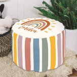 Pouf Nom personnalisé Boho Moderne Design Rainbow Sun<br><div class="desc">Le pouf Rainbow Sun Boho Earth Tone est une pièce unique et élégante qui allie éléments bohème et terreux à un soleil arc-en-ciel éclatant. En plus du graphisme frappant, l'oreiller à lancer rond peut également être customisé avec votre propre nom, ce qui en fait une pièce vraiment personnalisée. Le nom...</div>