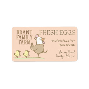 Poules de maman et poussins sur un étiquette en ca