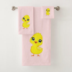 Poulet mignon sur serviette de bain rose clair