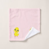 Poulet mignon sur serviette de bain rose clair (Gant de toilette)