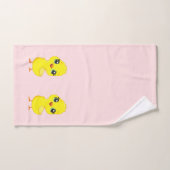 Poulet mignon sur serviette de bain rose clair (Serviette à main)