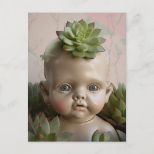 Poupée dans la carte postale Plante Succulente