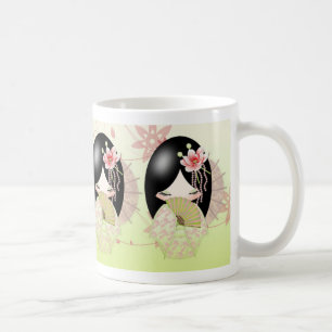 Poupée de Kokeshi d'été dans la tasse verte et