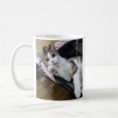 Poupée délicate dans un buggy rose - Mug photo cla (Gauche)