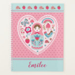 Poupée russe jolie rose Matryoshka<br><div class="desc">Une jolie poupée russe de nidification de matryoshka orne ce planificateur. La matryoshka est en forme de coeur avec des oiseaux,  des papillons et des fleurs. C'est mignon pour retourner à l'école. Personnalisez-le avec votre nom. Conçu pour vous par Blackberry Boulevard.</div>