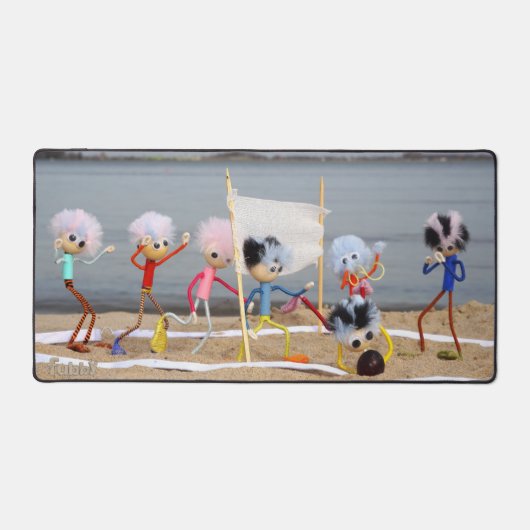 Poupées Fubby qui jouent au beach volley. (Recto)