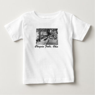Pour Bébé Black & White Chagrin Falls Ohio Peinture T-Shirt