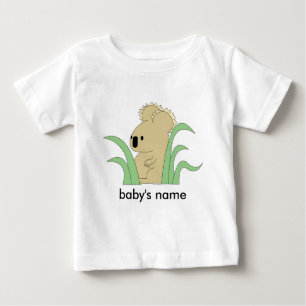 Pour Bébé koala infantile dans le T-shirt de l'eucalyptus