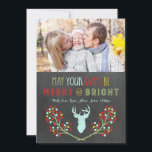 Pour Fêtes Annuelles Cartes de Noël florales Chalkboard Deer Antlers<br><div class="desc">Happy Holidays noël nom personnalisable et carte photo en motif de tableau de bord rustique avec illustration florale vintage, cerf avec bois, et texte de style lettré à la main. Ajoutez votre texte personnalisé à cette carte pour créer une photo de Noël unique saluant cette période de fêtes pour les...</div>