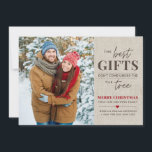 Pour Fêtes Annuelles Meilleures cartes de Noël d'annonce de grossesse<br><div class="desc">Cette carte rustique et douce d'annonce de grossesse comporte la phrase "Les meilleurs cadeaux ne viennent pas sous l'arbre" et un texte de vœux de vacances personnalisable,  y compris les noms de votre famille et de votre nouveau bébé. Personnalisez avec votre photo et votre message spécial.</div>