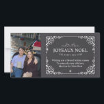 Pour Fêtes Annuelles Vintage Chalkboard Noël Cartes photos de vacances<br><div class="desc">Cette conception comporte une bordure en dentelle joliment ornée. L'arrière - plan est gris tableau noir. Il dit Joyeaux Noel mais vous pouvez changer le salut en "Joyeux Noël". Ajoutez votre photo pour une touche personnelle.</div>