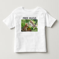 T-shirt libre des étreintes de l'enfant en bas âge