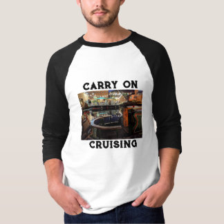 Poursuivez votre T-shirt croisière. Noir, rouge ou