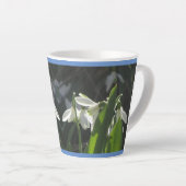Poussière De Neige. Bordure Bleue Latte Mug (Angle droit)
