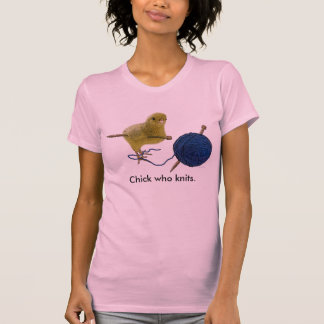 Poussin qui tricote le T-shirt de dames