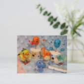 Poussins et carte postale d'oeufs (Debout devant)