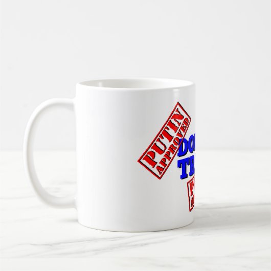 Poutine a approuvé la tasse de café d'atout (Gauche)