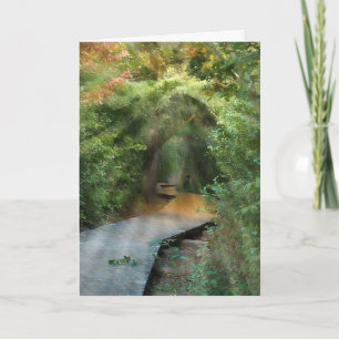 Poutres de soleil de forêt pour carte de sympathie