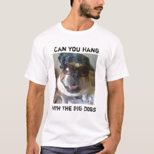 Pouvez vous accrocher avec le grand T-shirt de