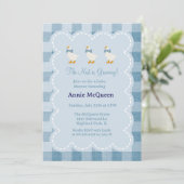 Powder Blue Gingham Goose Baby Shower Invitation (Debout devant)