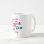 Powered by Coffee – Good Vibes Mug (Devant droit)
