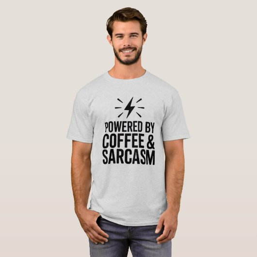 Powered by Coffee & Sarcasme Grappig T-shirt (Voorkant volledig)