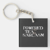 Powered by Tea & Sarcasm Sleutelhanger (voorkant)