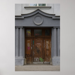 Praag: Graffiti op een klassieke deuropening Poster