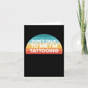 Praat niet tegen me, ik ben aan het tatoeëren Grap Kaart