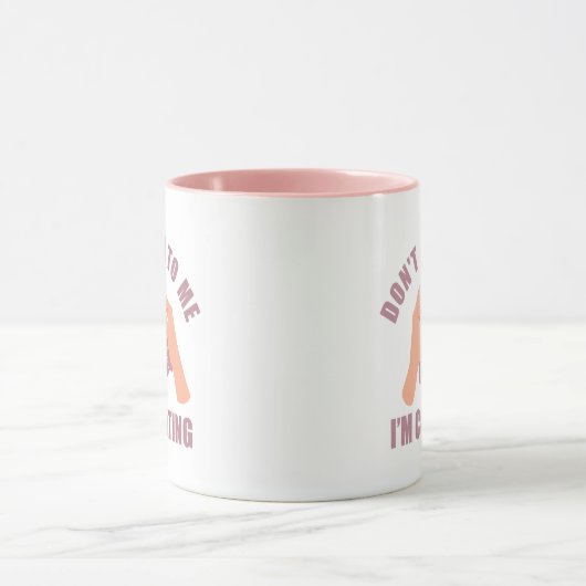 Praat niet tegen me. Ik tel grappige gehaakte. Mok (Midden)