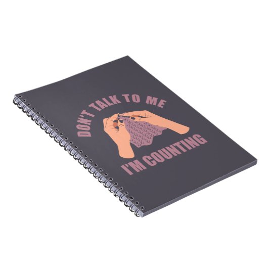 Praat niet tegen me. Ik tel grappige gehaakte. Notitieboek (Rechterzijde)