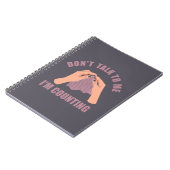 Praat niet tegen me. Ik tel grappige gehaakte. Notitieboek (Linkerzijde)