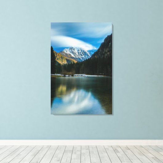 Prachtig meer met bergen in Zgornje Jezersko Canvas Afdruk (Insitu (Houten vloer))