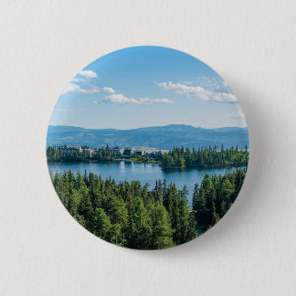 Prachtig meer met bomen ronde button 5,7 cm