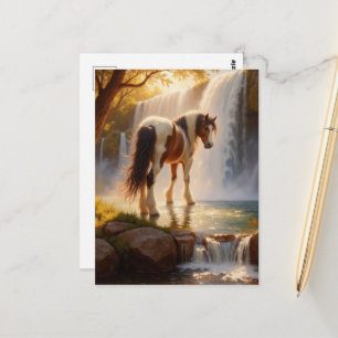 Prachtig paard bij de waterval briefkaart