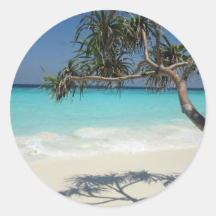 Prachtig tropisch strand in het zeeparadijs ronde sticker