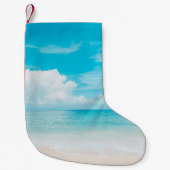 Prachtig tropisch strand met blauwe lucht en witte kleine kerstsok (Voorkant)