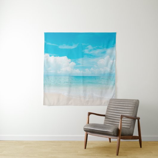Prachtig tropisch strand met blauwe lucht en witte wandkleed (In situ)