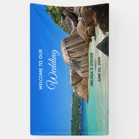 Prachtig Tropisch Zee met een Rocky Beach bruiloft Spandoek (Verticaal)