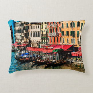 Prachtig uitzicht van de waterstraat en oude gebou accent kussen