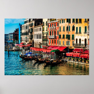 Prachtig uitzicht van de waterstraat en oude gebou poster