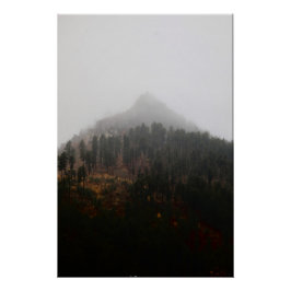 Prachtige bergtop die door de mist uitsteekt perfect poster