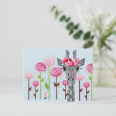 Prachtige giraffe met bloemkroon in tuin briefkaart (Staand voorkant)