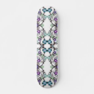Prachtige kantachtige uitzicht van blauwe violette skateboard
