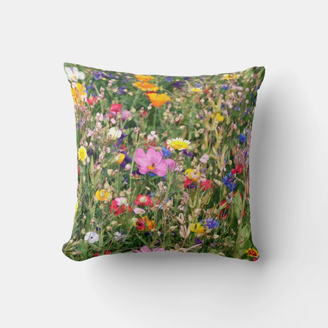 prachtige kleurrijke weide van wilde bloemen kussen (Voorkant)