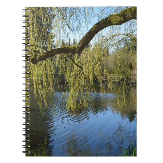prachtige lenteswilg-bomen per watervijver. notitieboek (Voorkant)