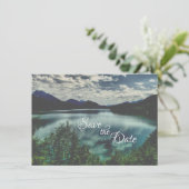Prachtige Mountain Lake Reflections bruiloft Save The Date (Staand voorkant)